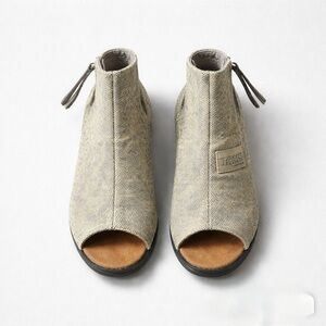 Toms Women's Tan/grey/gold fabric Peep-Toe Ankle Booties with block heal, size 7